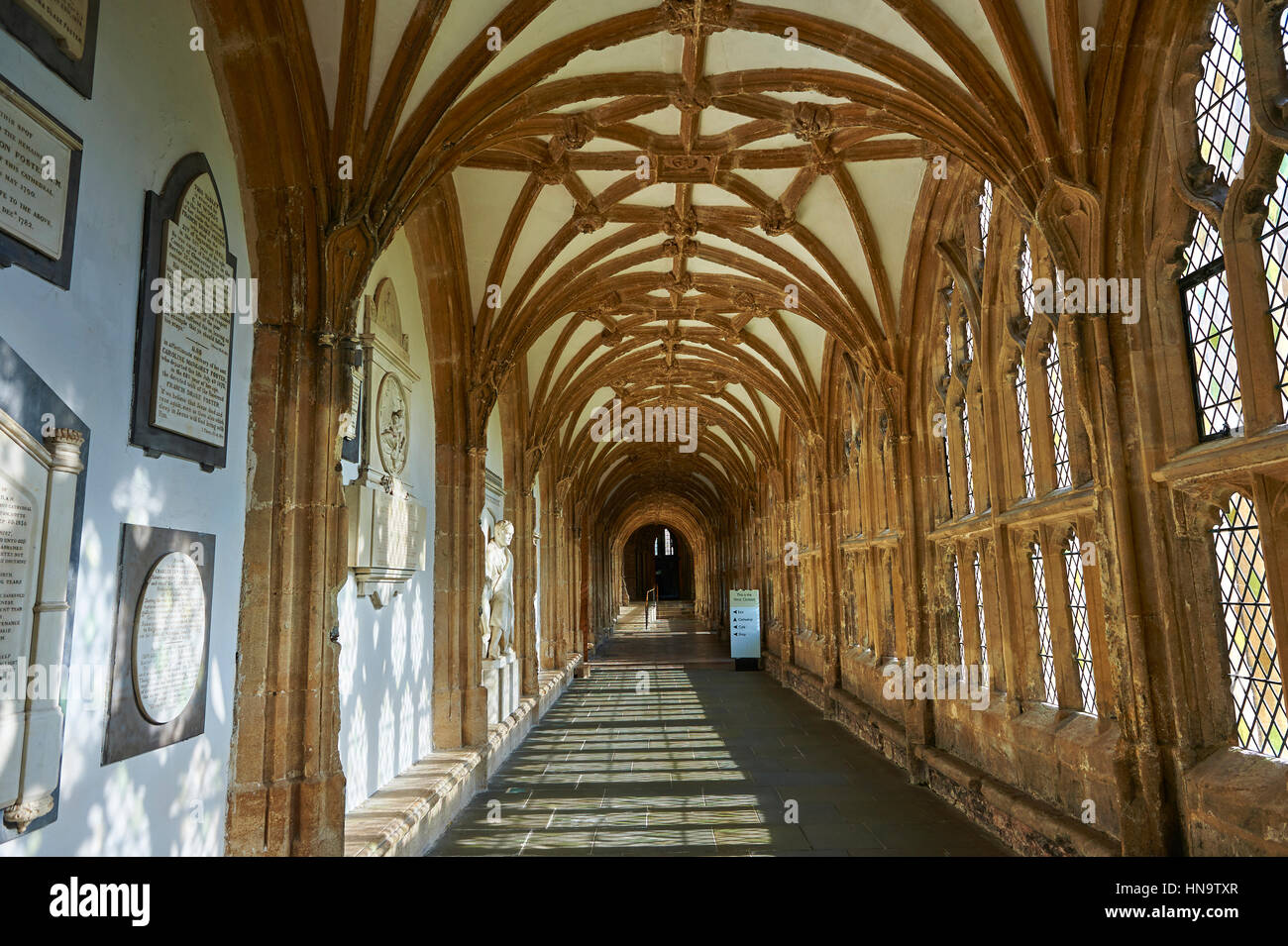 El corredor de los pozos medieval catedral construida en el estilo gótico inglés temprano en 1175, Wells Somerset, Inglaterra Foto de stock