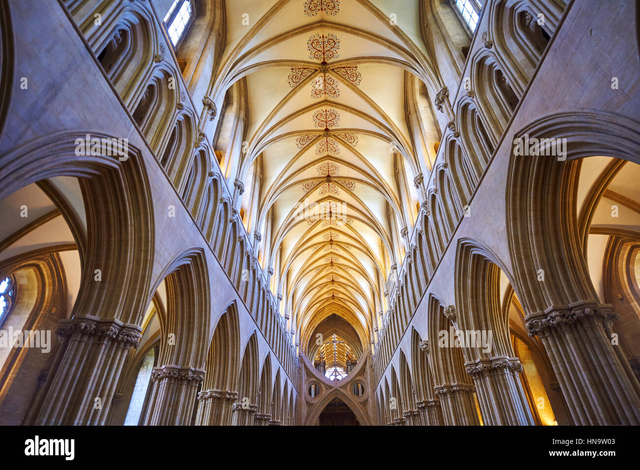 Interior de la Catedral de Wells medieval construido en el estilo gótico inglés temprano en 1175, Wells Somerset, Inglaterra Foto de stock