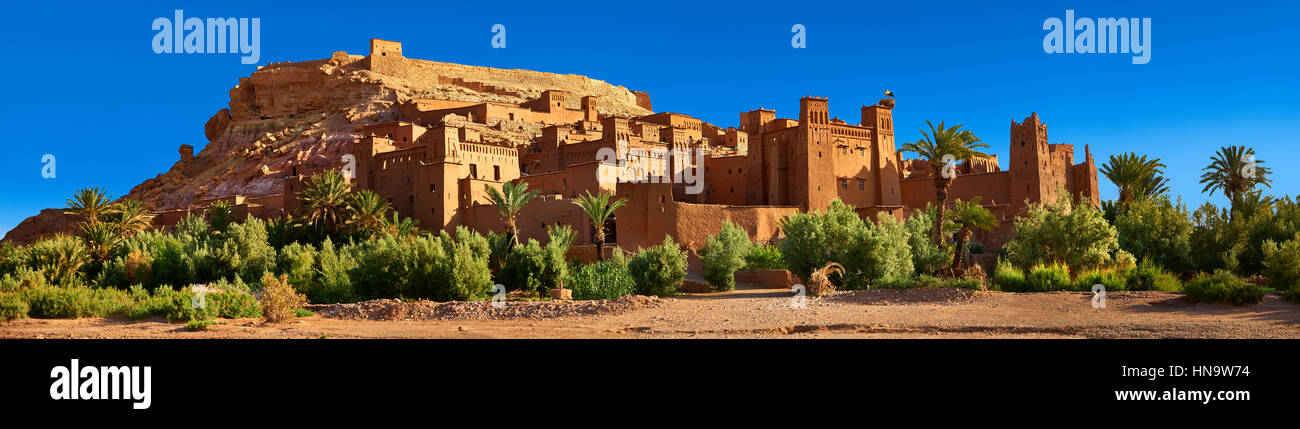 Edificios de adobe del Ksar bereber o pueblo fortificado de Ait Benhaddou, Sous-Massa-Dra Marruecos Foto de stock
