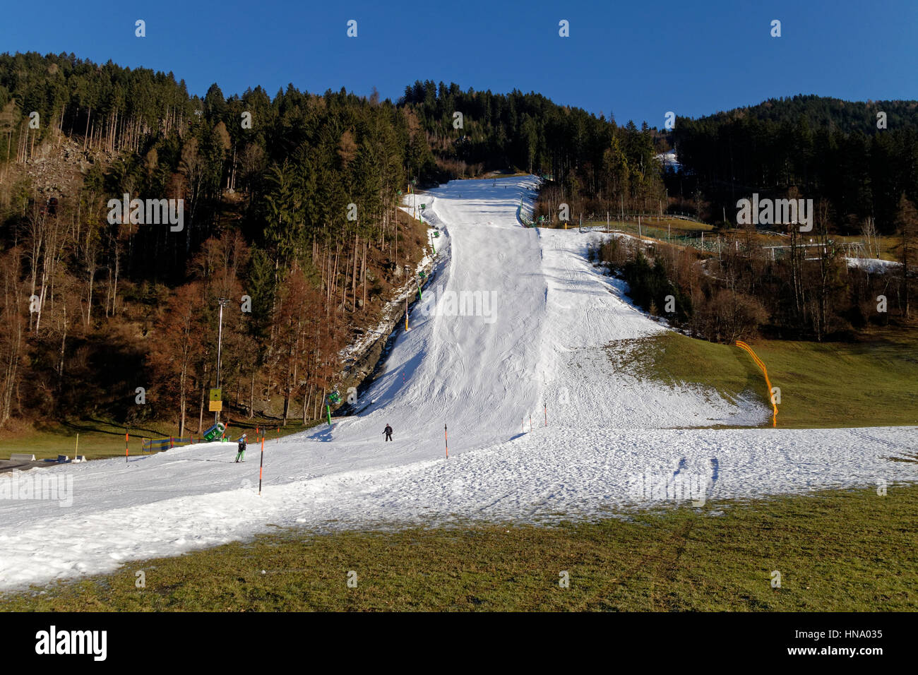 Falta de nieve en las pistas de esquí, nieve artificial, snowless invierno, mountain railway Zillertal Arena, Karspitzlift, Zell am Ziller Foto de stock