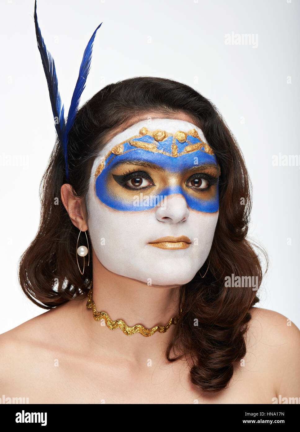 Retrato de mujer con máscara de oro aislado en blanco Foto de stock
