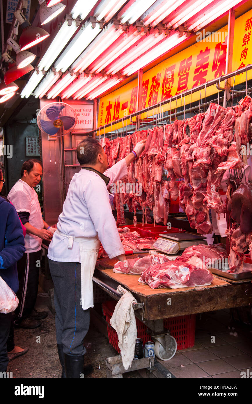 Una carnicería en las calles del distrito de Mong Kok en Hong Kong Foto de stock