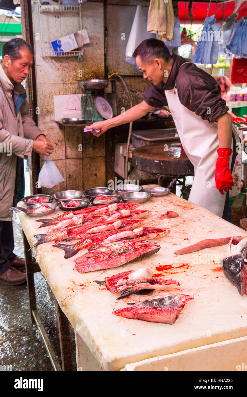 Una carnicería en las calles del distrito de Mong Kok en Hong Kong Foto de stock