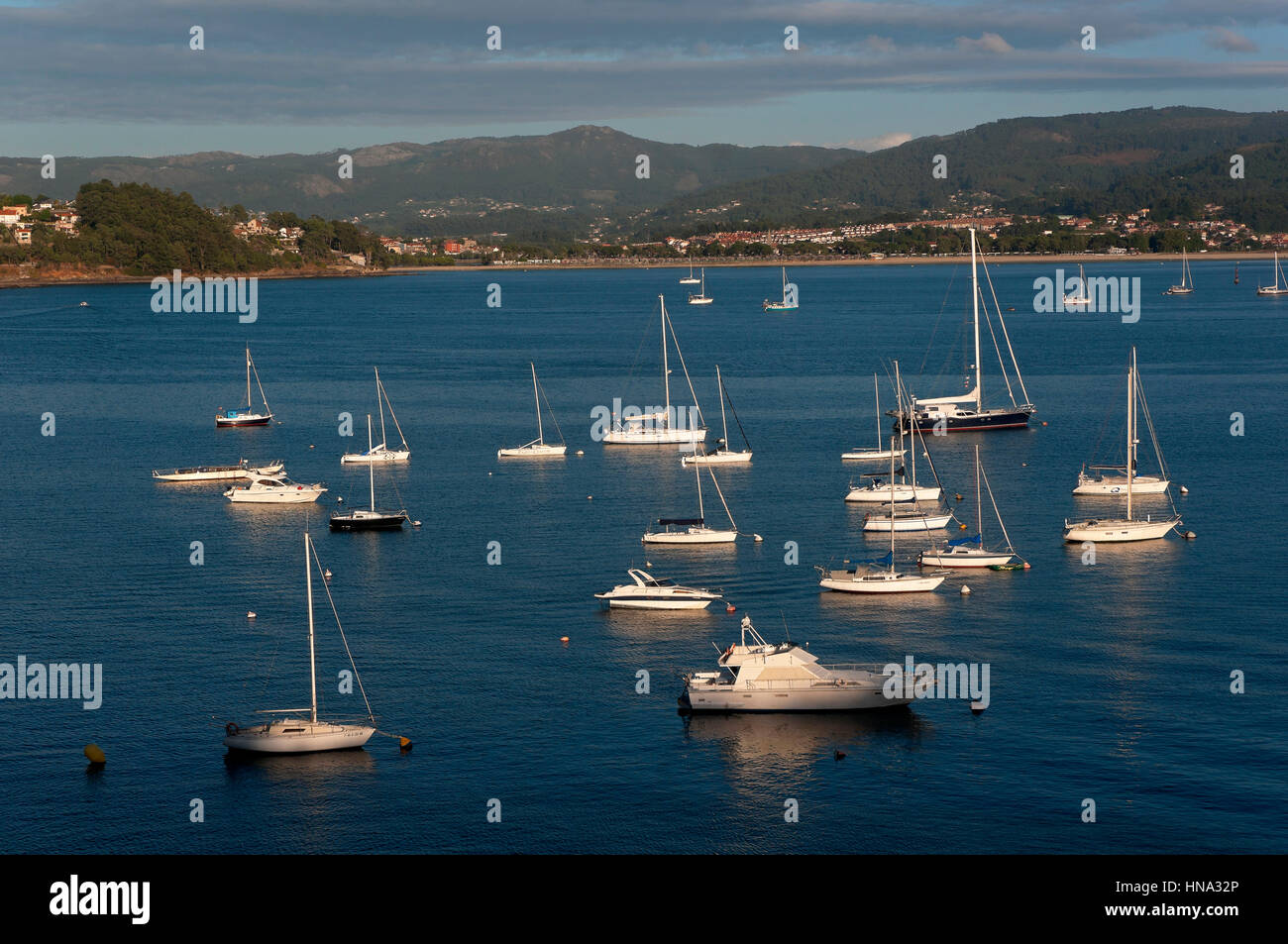 Vista panorámica de la bahía, Bayona, provincia de Pontevedra, en la región de Galicia, España, Europa Foto de stock