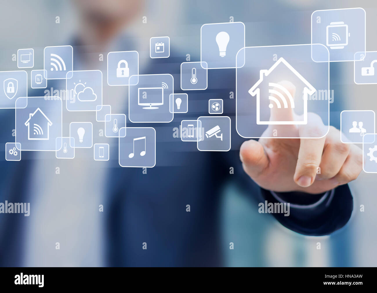 Internet de las cosas (IOT) concepto relacionado con la automatización del hogar inteligente y objetos conectados con una persona tocando una interfaz virtual Foto de stock