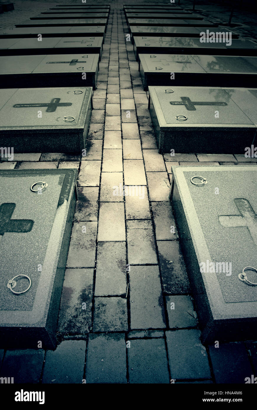 Tumbas de la guerra, el detalle de un cementerio, las tumbas de mármol