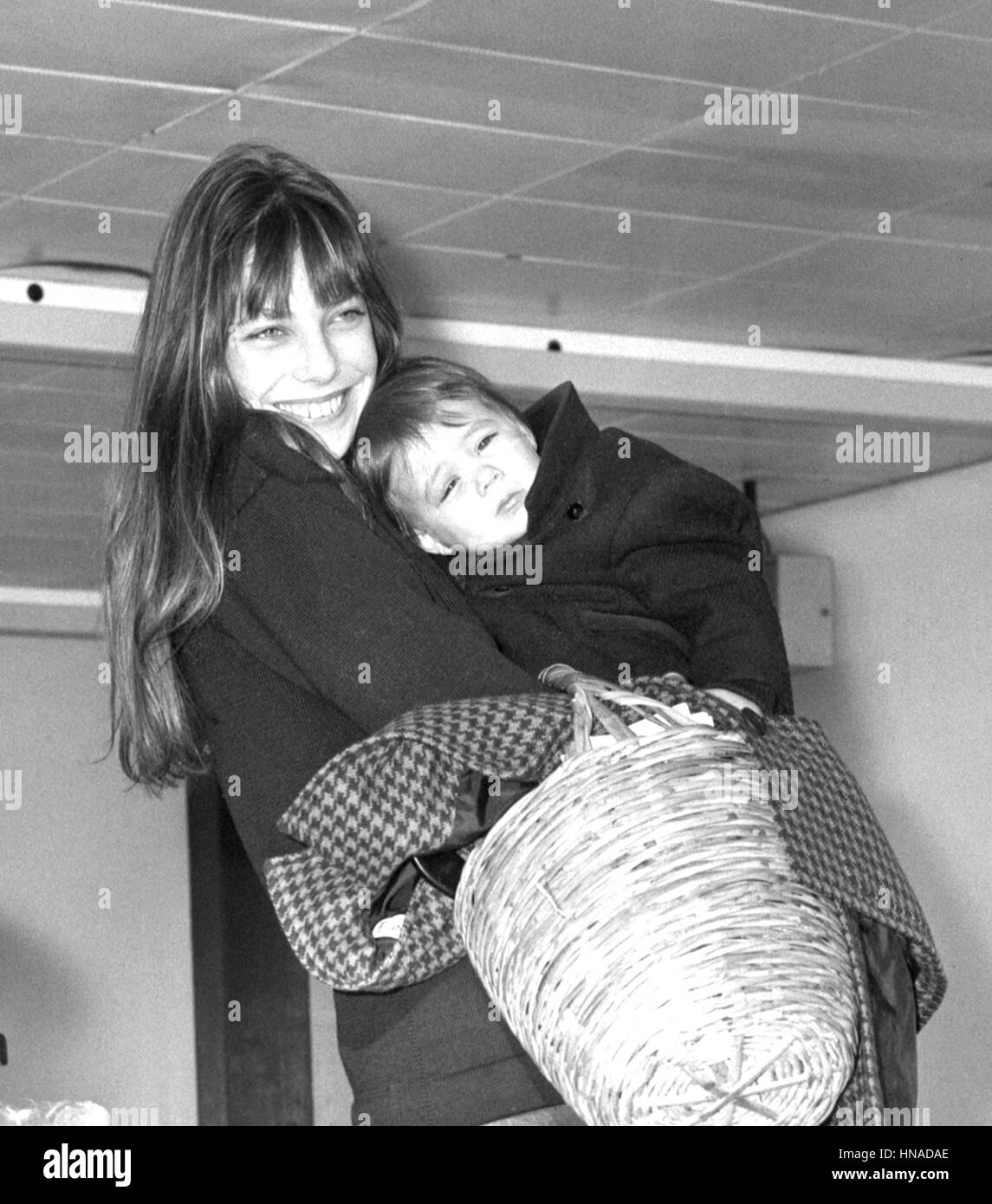 La Actriz Jane Birkin Y Su Hija De 18 Meses Y Su Hija Charlotte En El Aeropuerto De Heathrow Donde Fueron Dejando A Paris Despues De Pasar La Navidad En La Isla