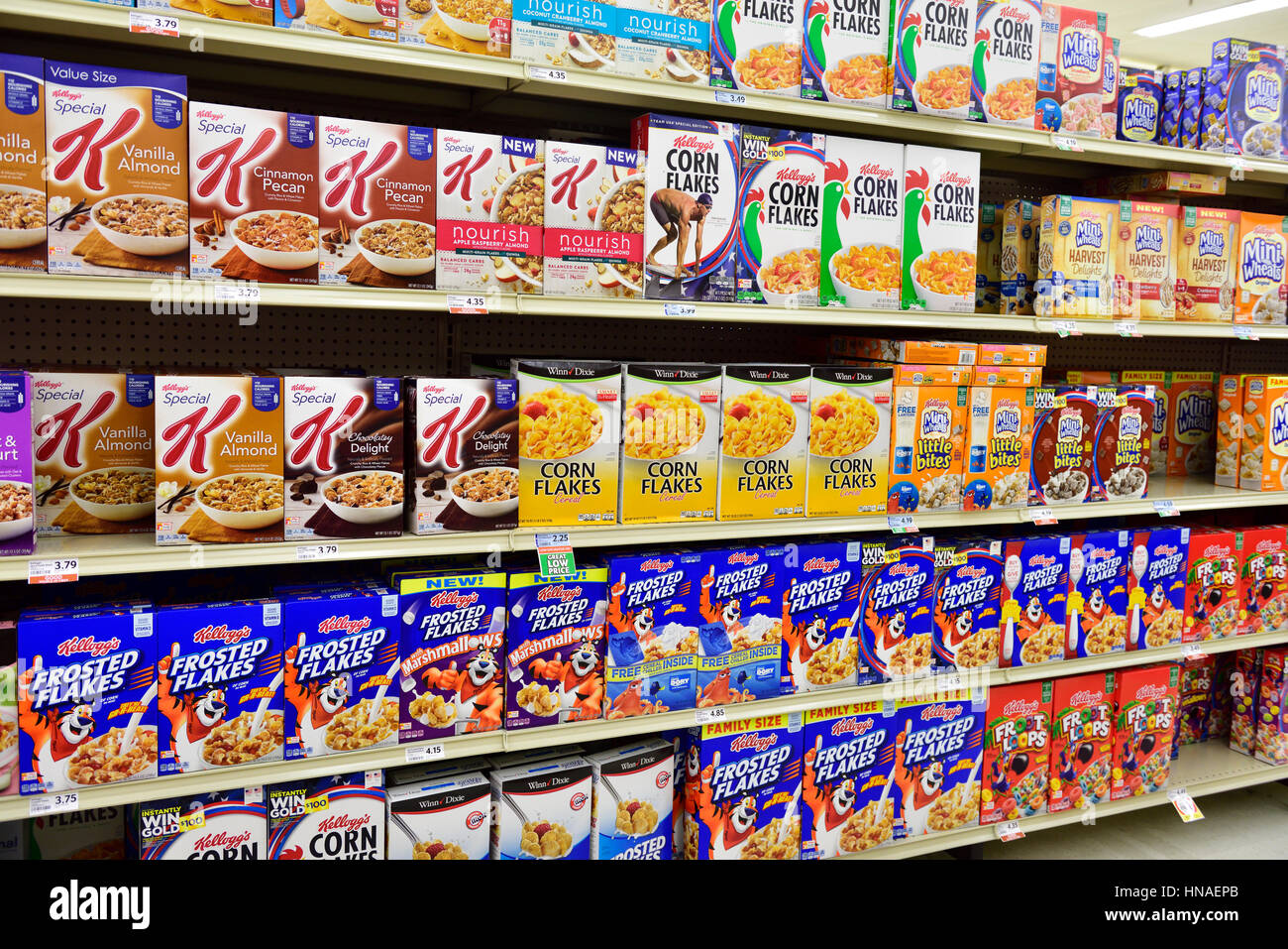 Cajas de cereales en los estantes del supermercado Foto de stock