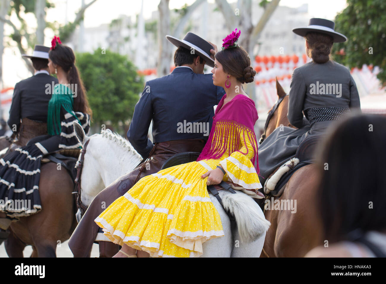 Sevilla, España - APR, 25: personas vestidas en trajes tradicionales en caballo en la Feria de Abril de Sevilla, 25 de abril de 2014 en Sevilla, España. Foto de stock