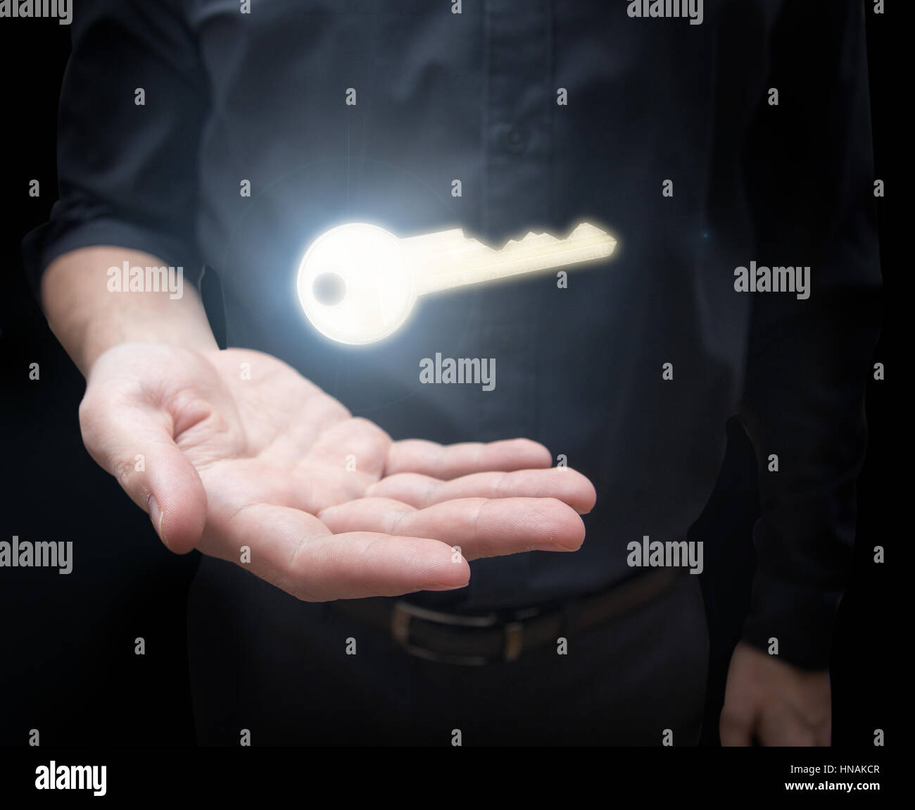 El hombre coger las llaves en la bandeja personal Fotografía de stock -  Alamy