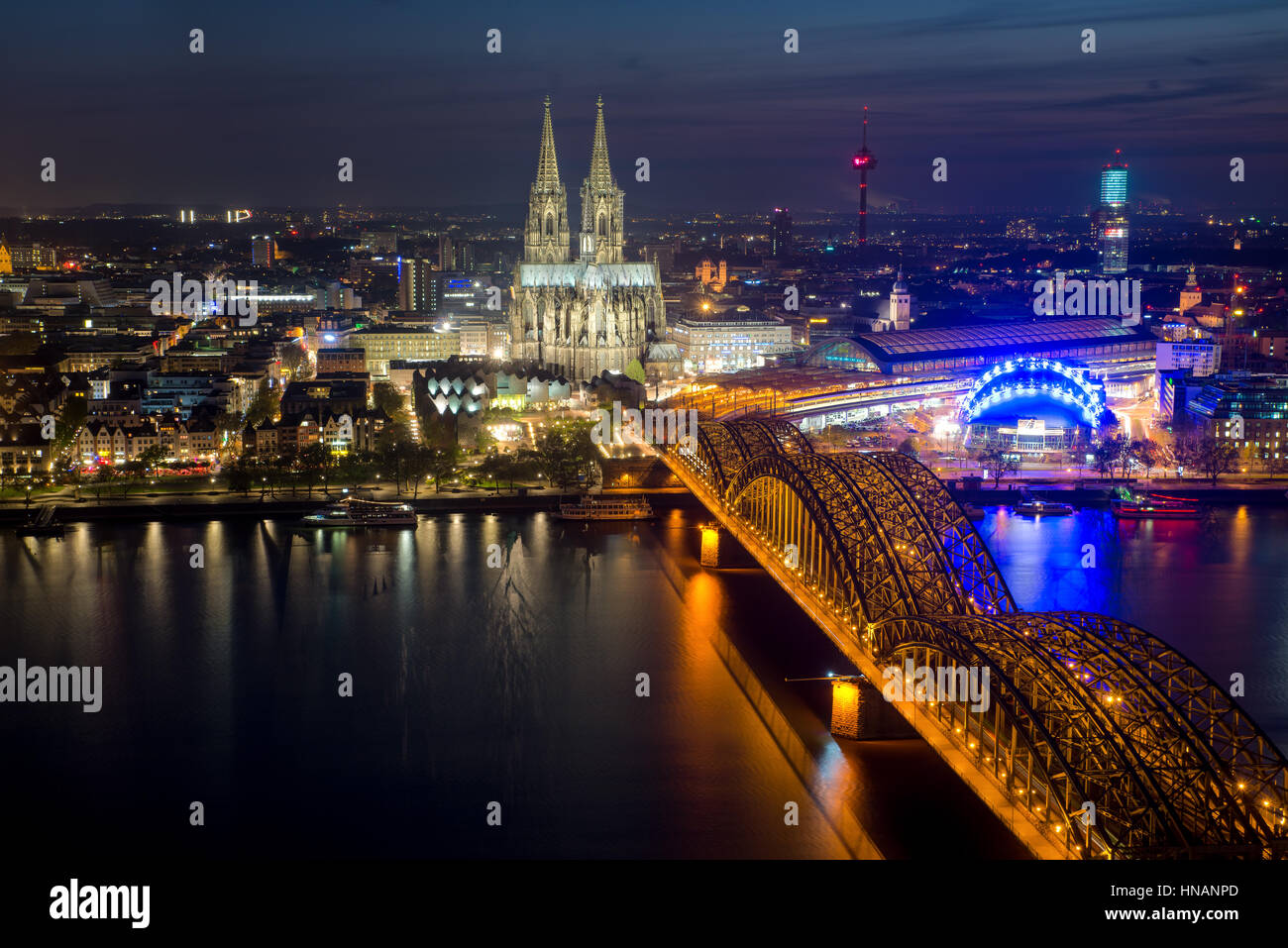Imagen de Colonia con la catedral de Colonia durante el crepúsculo azul horas en Alemania. Foto de stock