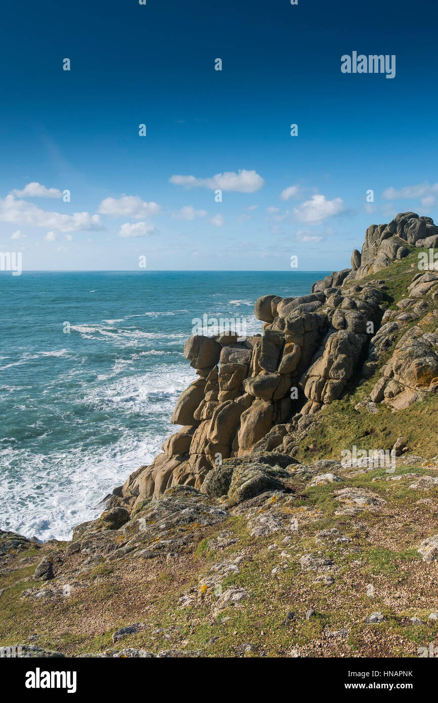 La escarpada costa de cabeza Gwennap en Cornwall, Inglaterra. Foto de stock