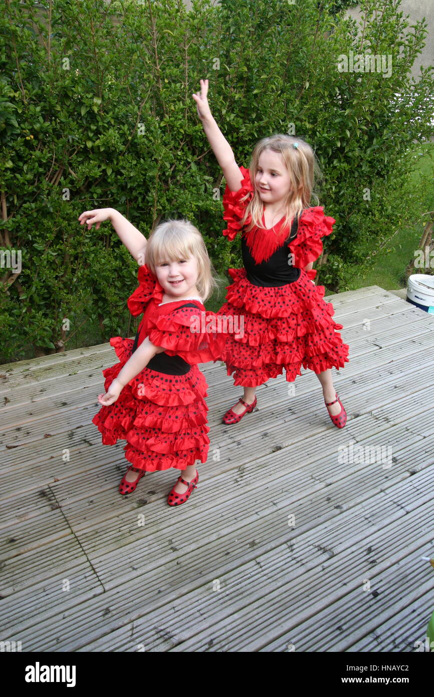 Rubia niñas ,niños niños en un bailarín español plantean la bailarina  española vistiendo un traje de flamenca en el jardín, en el traje de  flamenca Fotografía de stock - Alamy