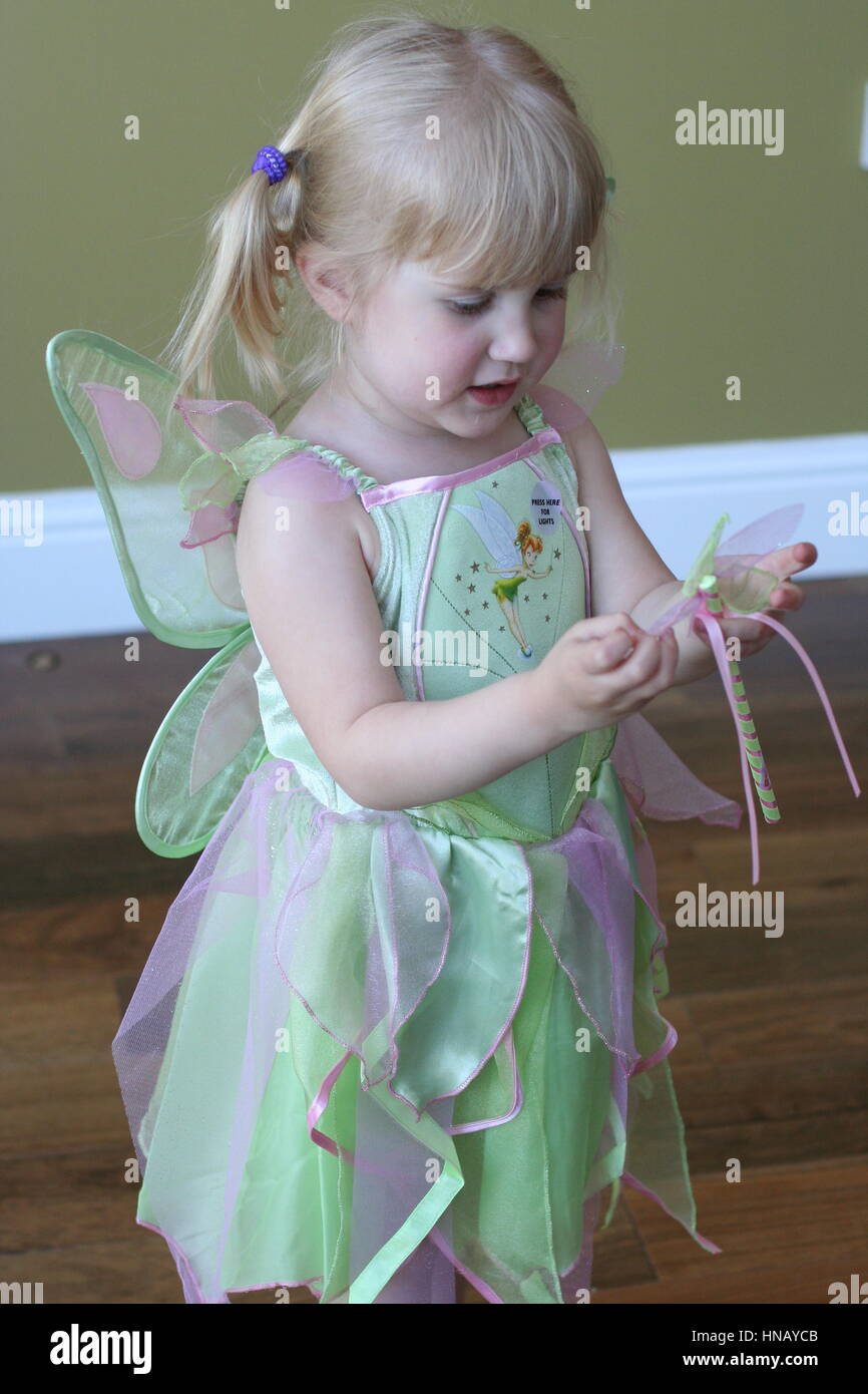Pequeña niña de 3 años de edad chico vestido con un traje de campanilla de  Disney para su fiesta de cumpleaños Fotografía de stock - Alamy