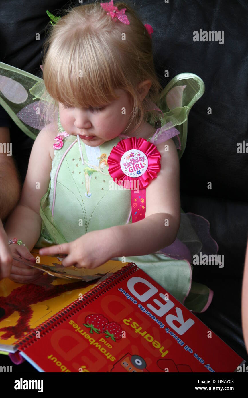 Pequena Nina De 3 Anos De Edad El Nino Vestido Con Un Traje De Campanilla Para Su Fiesta De Cumpleanos Fotografia De Stock Alamy