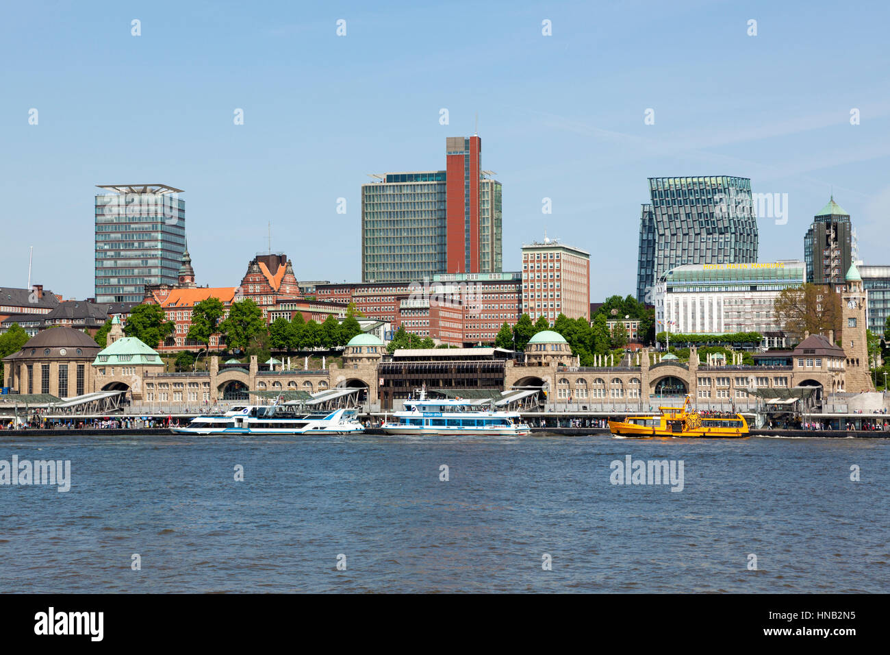 Hamburgo, Alemania - 19 de mayo de 2015: El St. Pauli muelles sobre el río Elba, el mayor lugar de desembarco en el puerto de Hamburgo Foto de stock