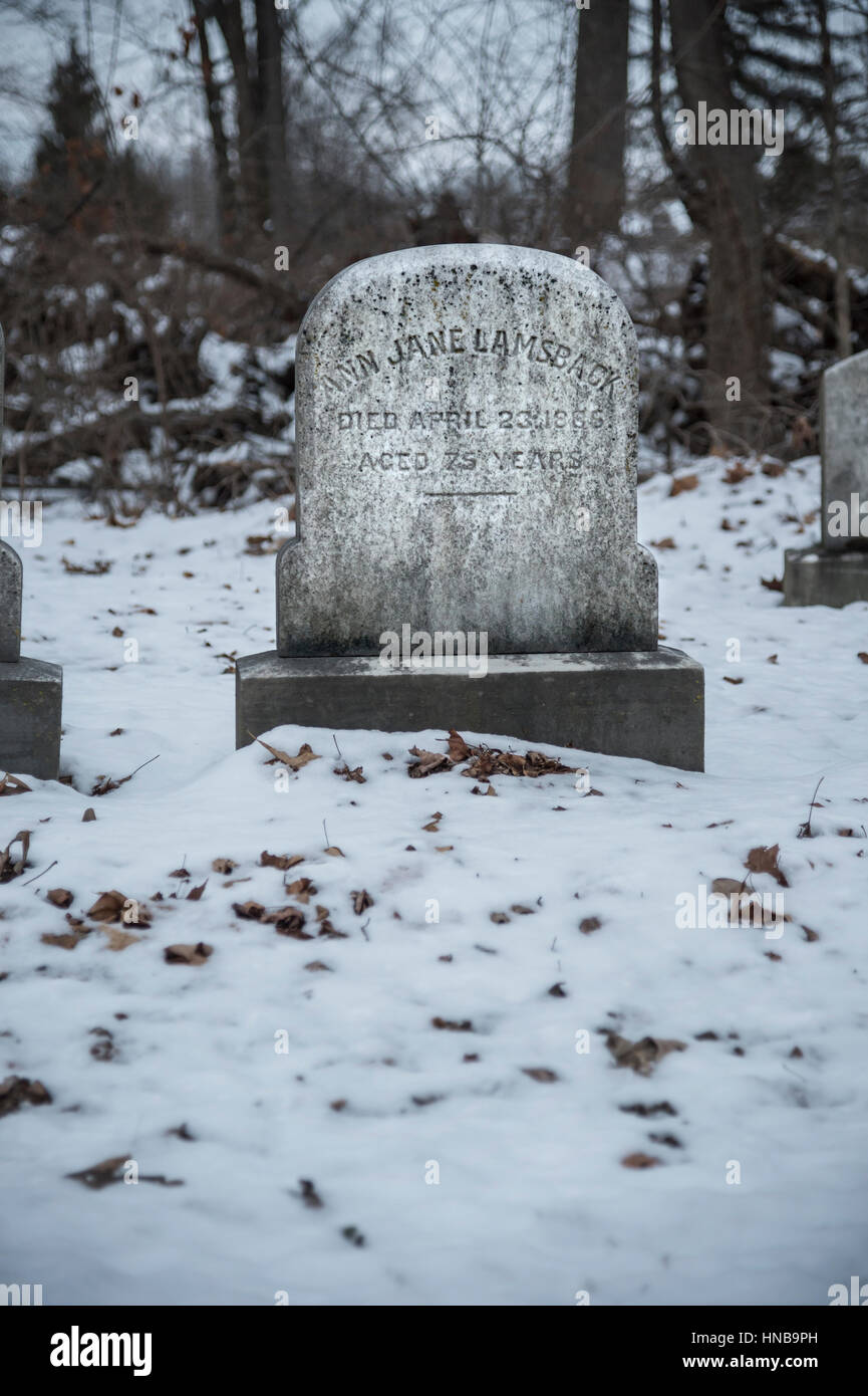 Cementerio marcadores graves en la nieve Foto de stock