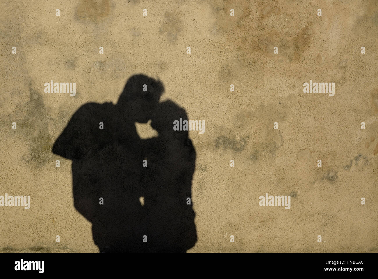 Sombra sobre una pared de una pareja besándose Fotografía de stock - Alamy
