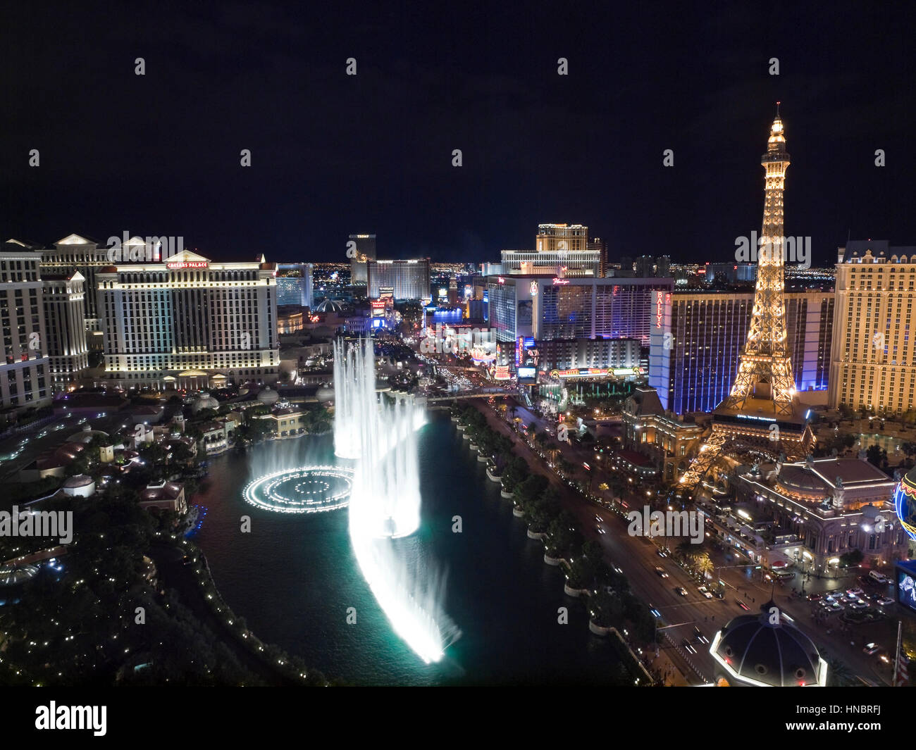 Las Vegas, Nevada, EE.UU. - Octubre 6, 2011: Vista nocturna hacia el Bellagio, Paris, Caesars Palace y otros resorts en Las Vegas strip. Foto de stock
