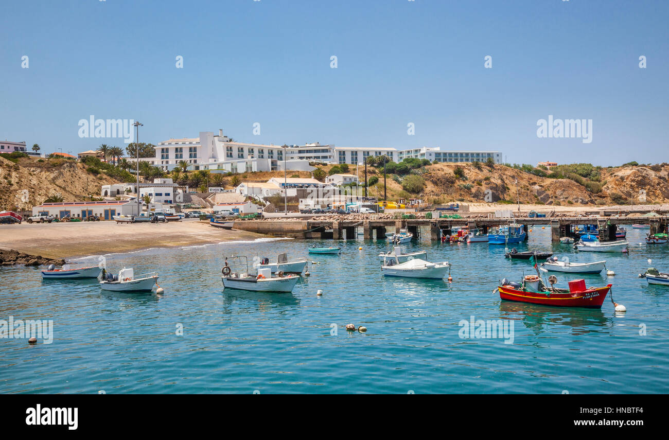 Portugal, Algarve, Porto da Baleeira Sagres, con vistas al puerto pesquero de Sagres Foto de stock