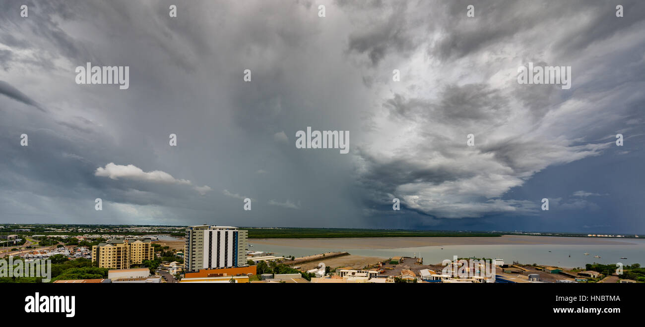Nubes de tormenta sobre Darwin, el Territorio del Norte, Australia Foto de stock