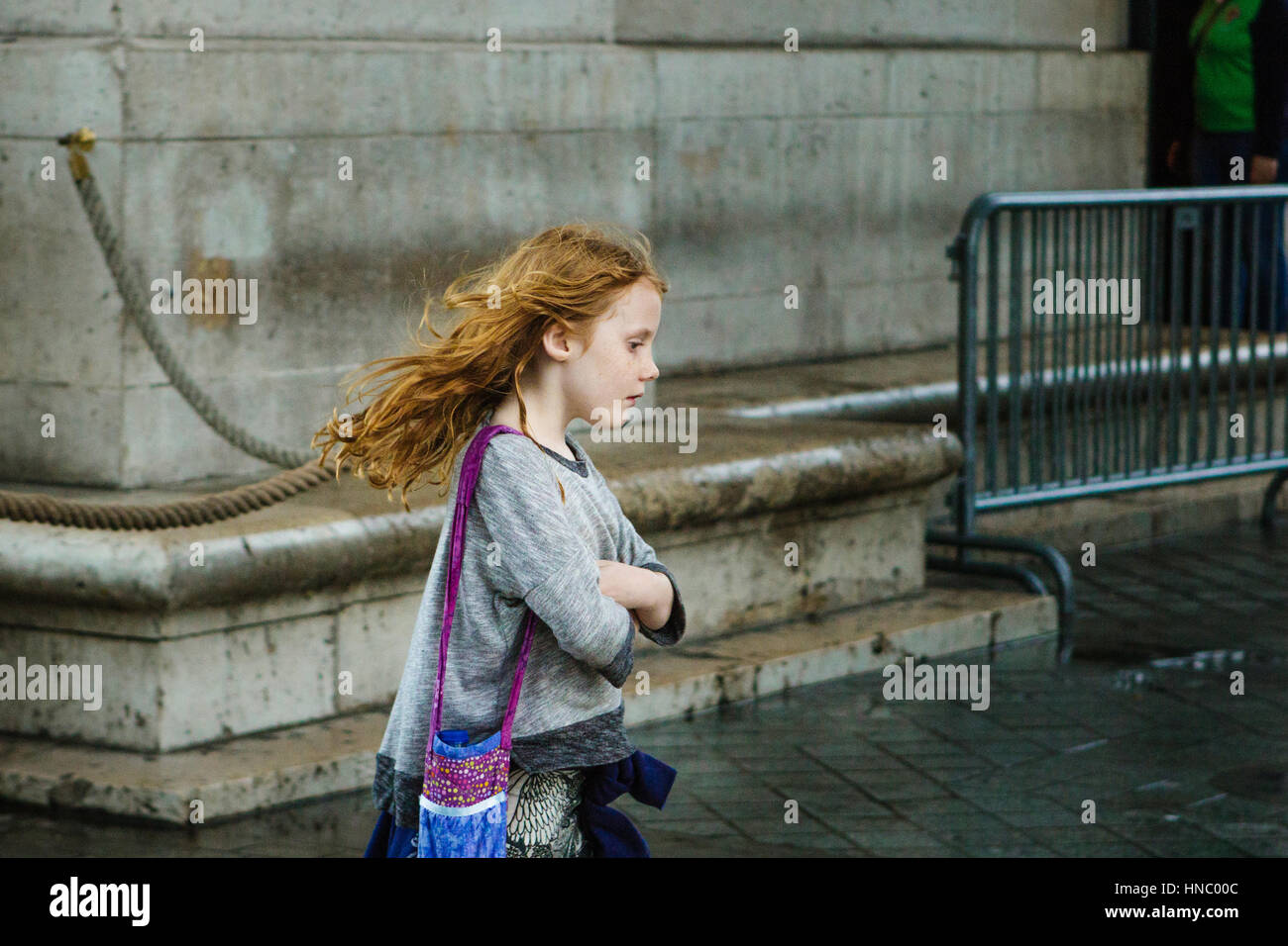 Chica caminando por la calle, París, Francia Foto de stock