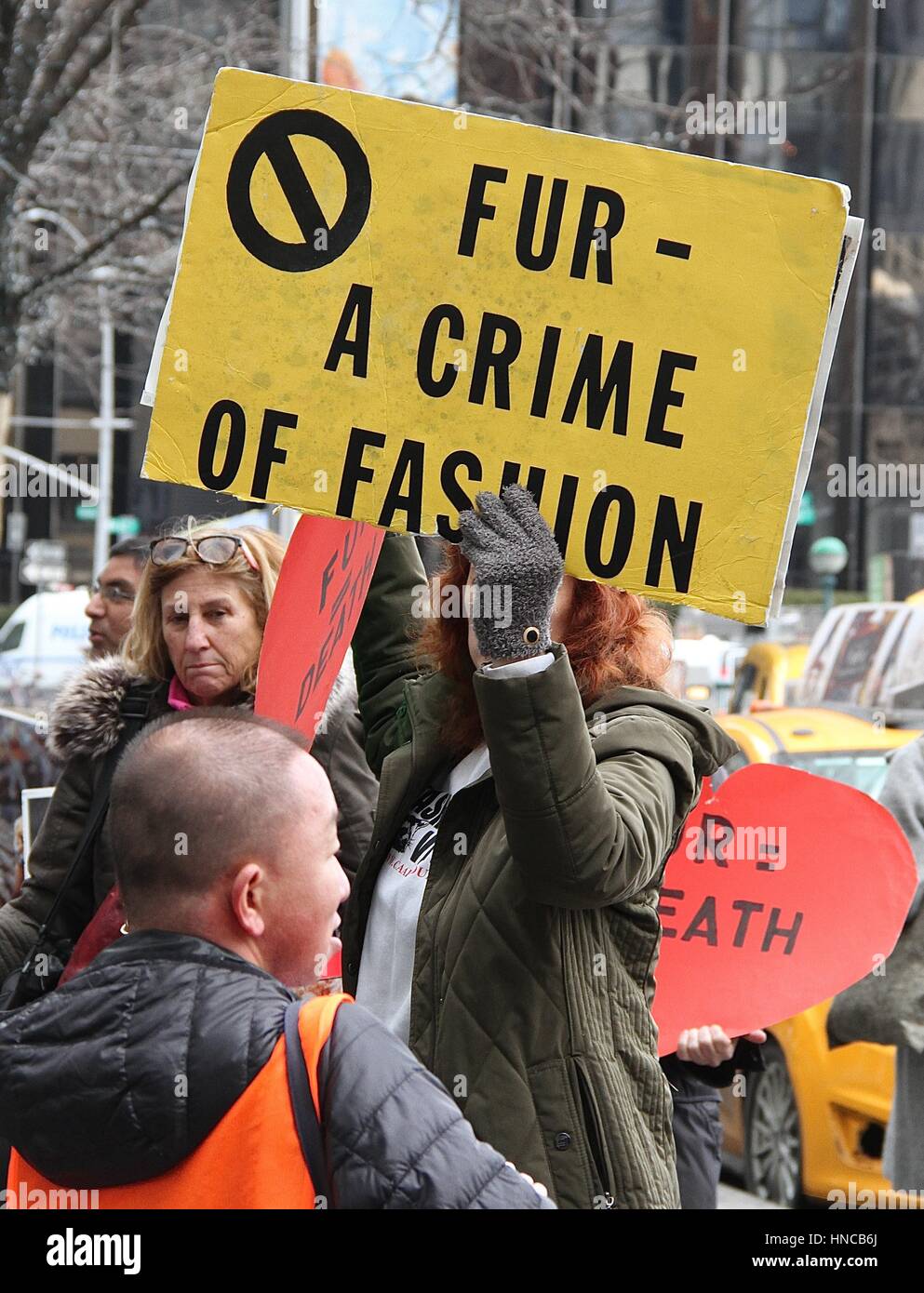 Nueva York, NY, EUA. El 11 de febrero, 2017. Protesta anti pieles dirigida a Bergdorf Goodman durante la Semana de la Moda de Nueva York (NYFW) en Nueva York, Nueva York, el 11 de febrero de 2017. Foto de stock