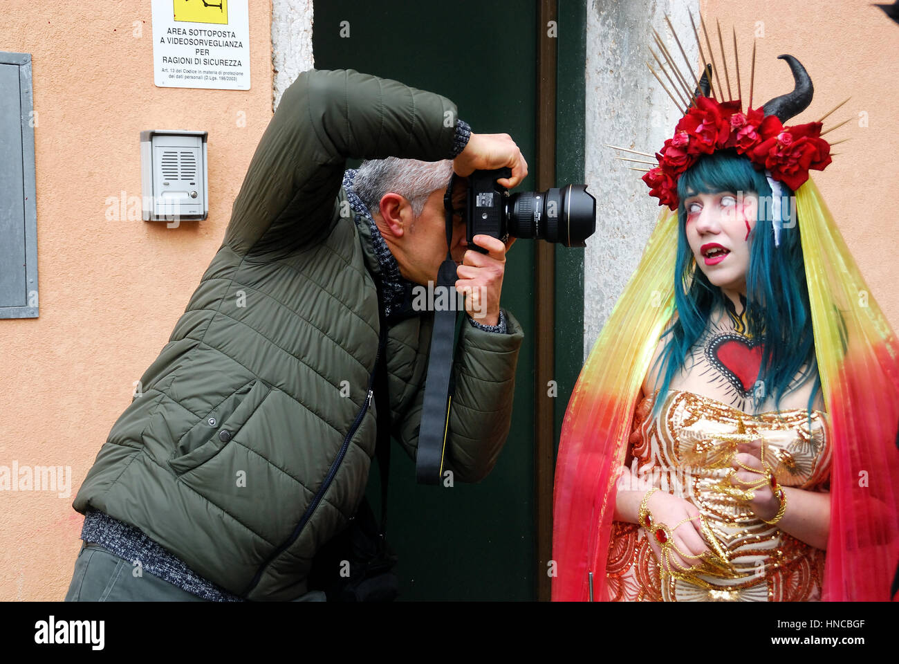 Venecia, 11th de febrero de 2017. El día de apertura del Carnaval de  Venecia 2017, el paseo Zombie Venezia tiene lugar en Campo San Leonardo.  Algunos artistas profesionales del maquillaje transforman a