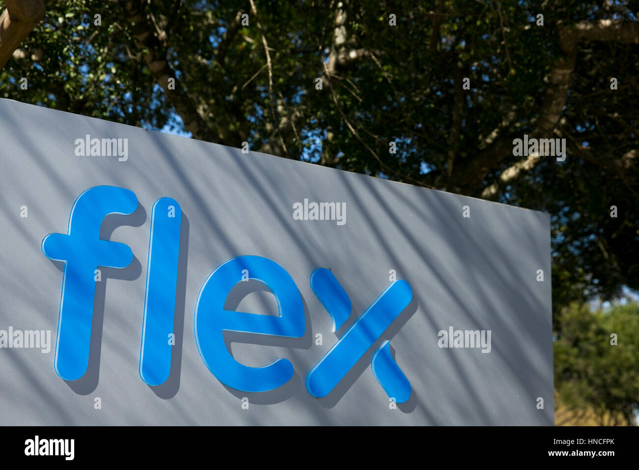 Un logotipo cartel fuera de una instalación ocupada por Flex Ltd., en Austin, Texas, el 28 de enero de 2017. Foto de stock