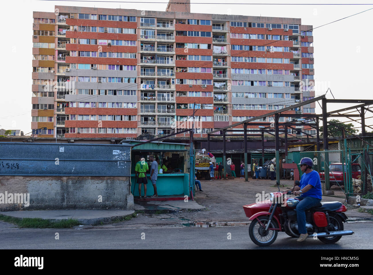 Escena callejera en el Vedado, La Habana. Foto de stock