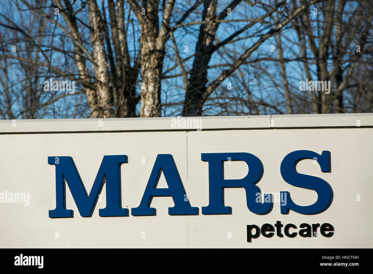 Un logotipo cartel fuera de una instalación ocupada por Mars Petcare en