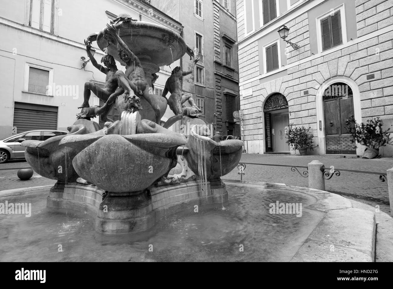 Roma, Italia - 8 de enero de 2017: Vista de Fontana delle Tartarughe con icicle en Roma, piazza Mattei Foto de stock