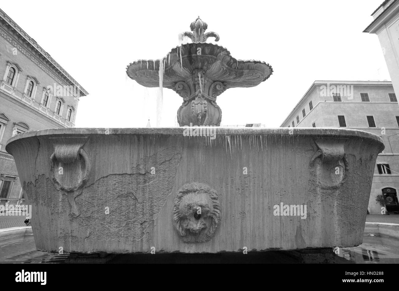 Dos fuentes con cicicle en Piazza Farnese, Roma Foto de stock