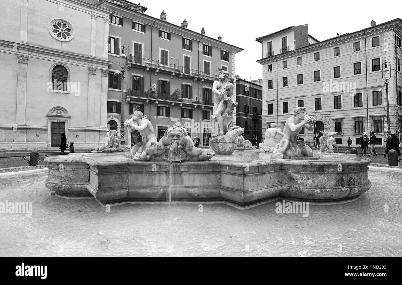 Roma, Italia - 8 de enero de 2017: vista de la Fontana del Moro de la fuente) en la Piazza Navona, Roma con personas no identificadas. Las temperaturas frías han hecho Foto de stock