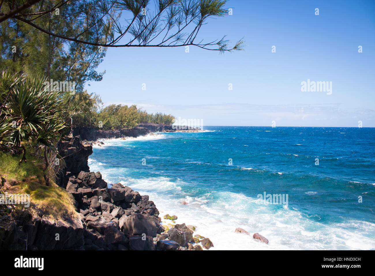La isla de la Reunion acantilado litoral del océano índico y rocas Foto de stock