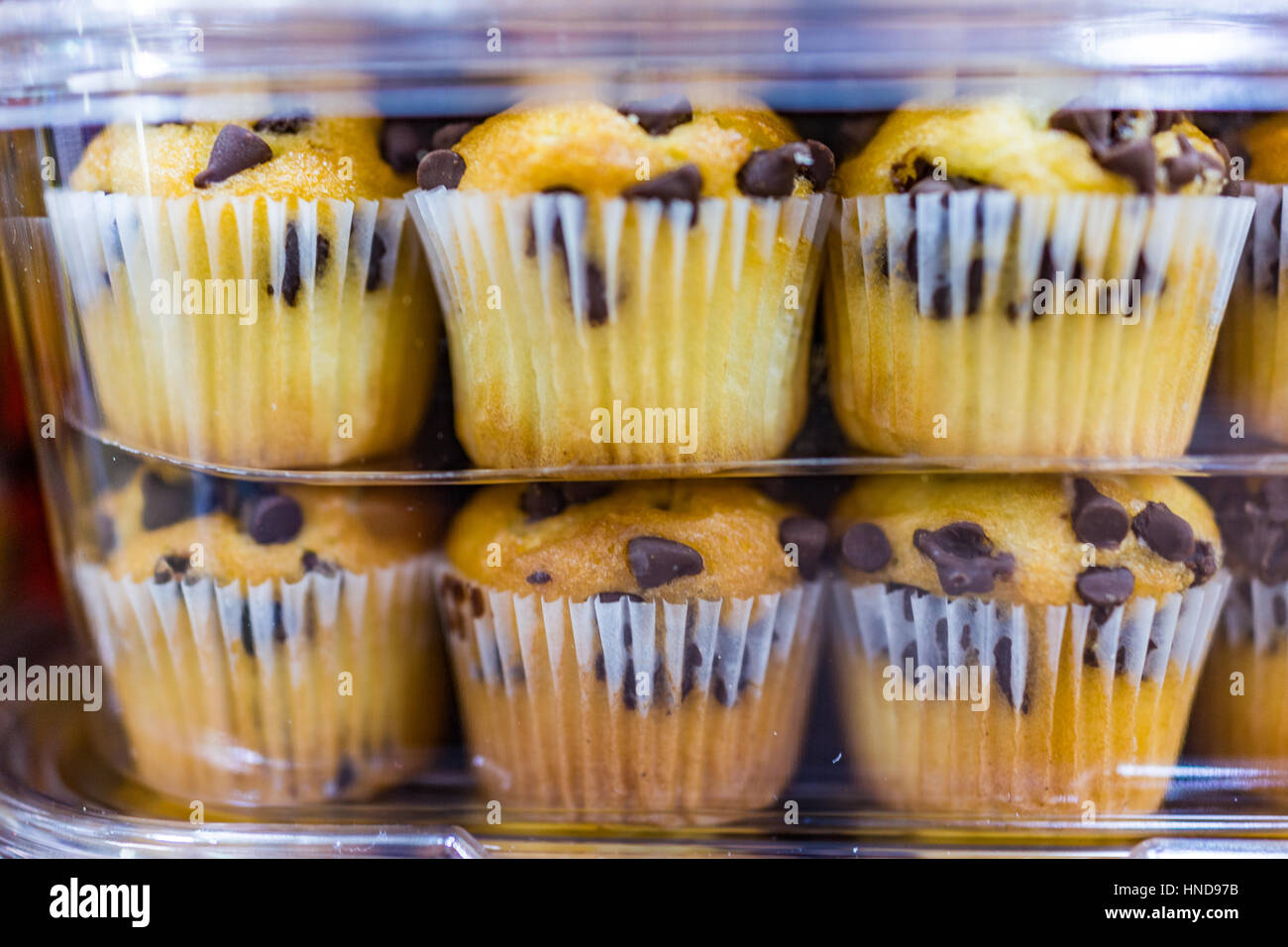 Papel magdalenas con chocolate y bollos de masa Fotografía de stock - Alamy