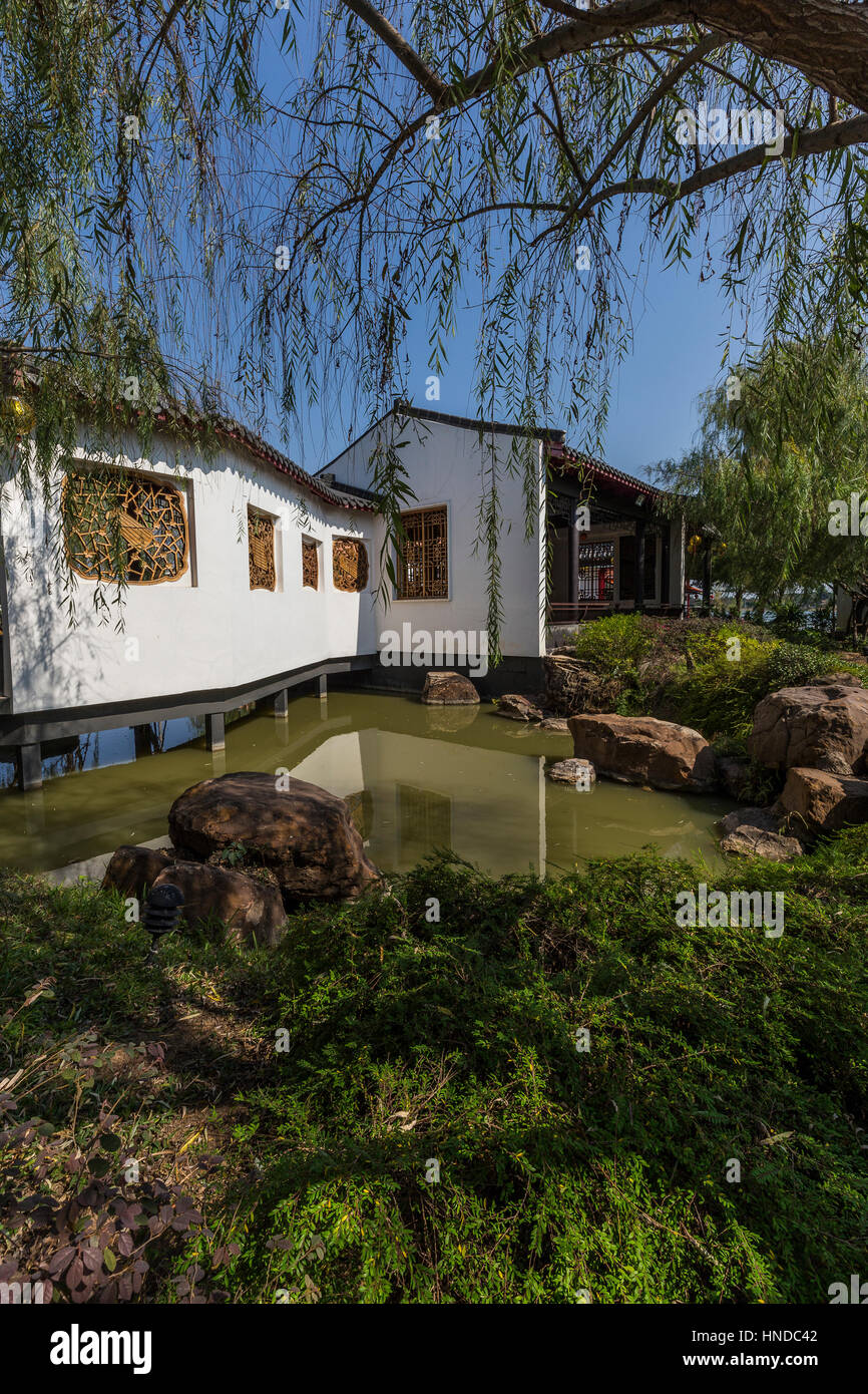 Jardín Chao Pu-Ya Nusasiri espíritu chino Santuario está adyacente al Centro Cultural Thai-Chinese; juntos forman el punto focal de Chaloem Ph Foto de stock