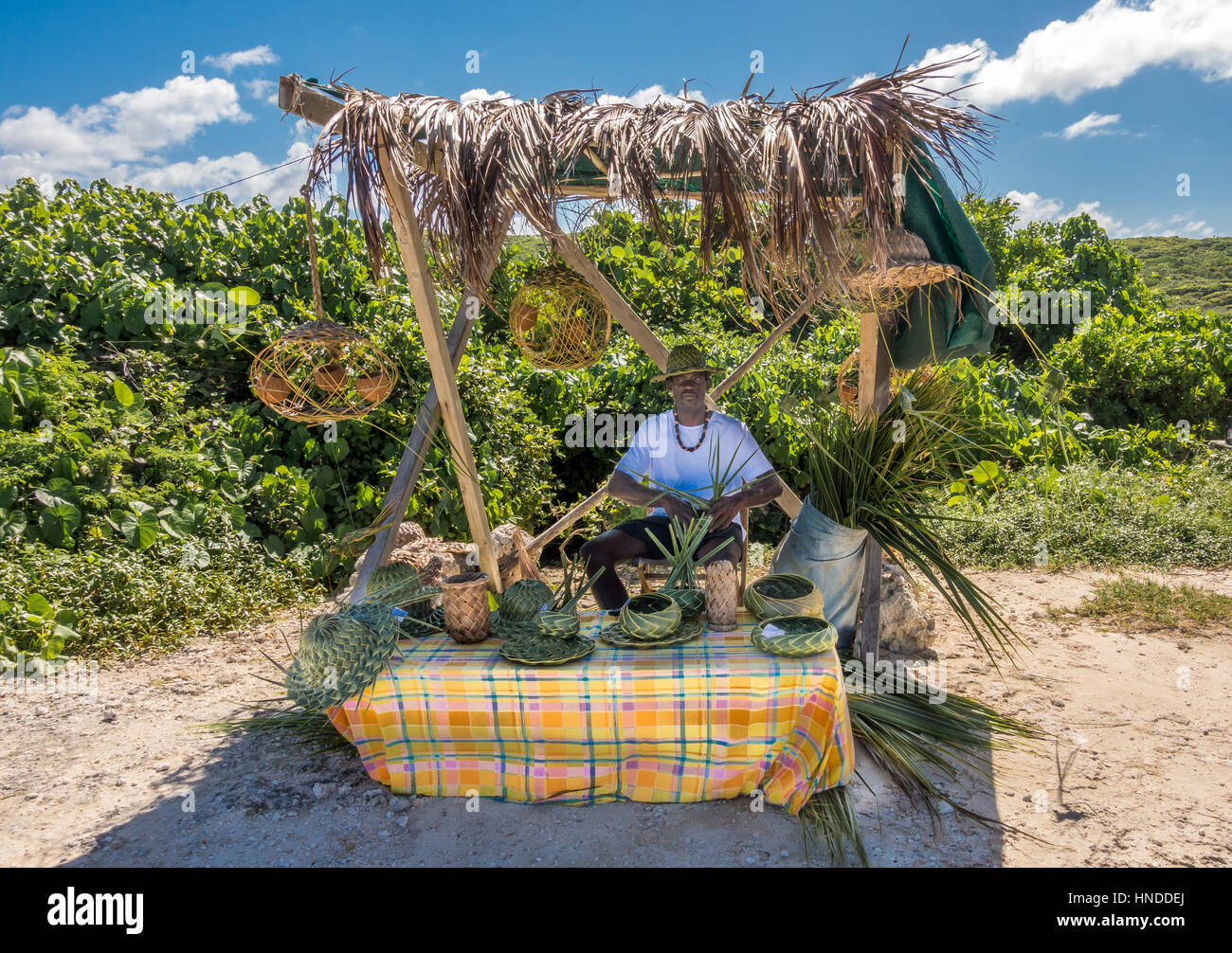 Hombre platting frondas de palma en los sombreros, Basse Terre island , Guadalupe Foto de stock