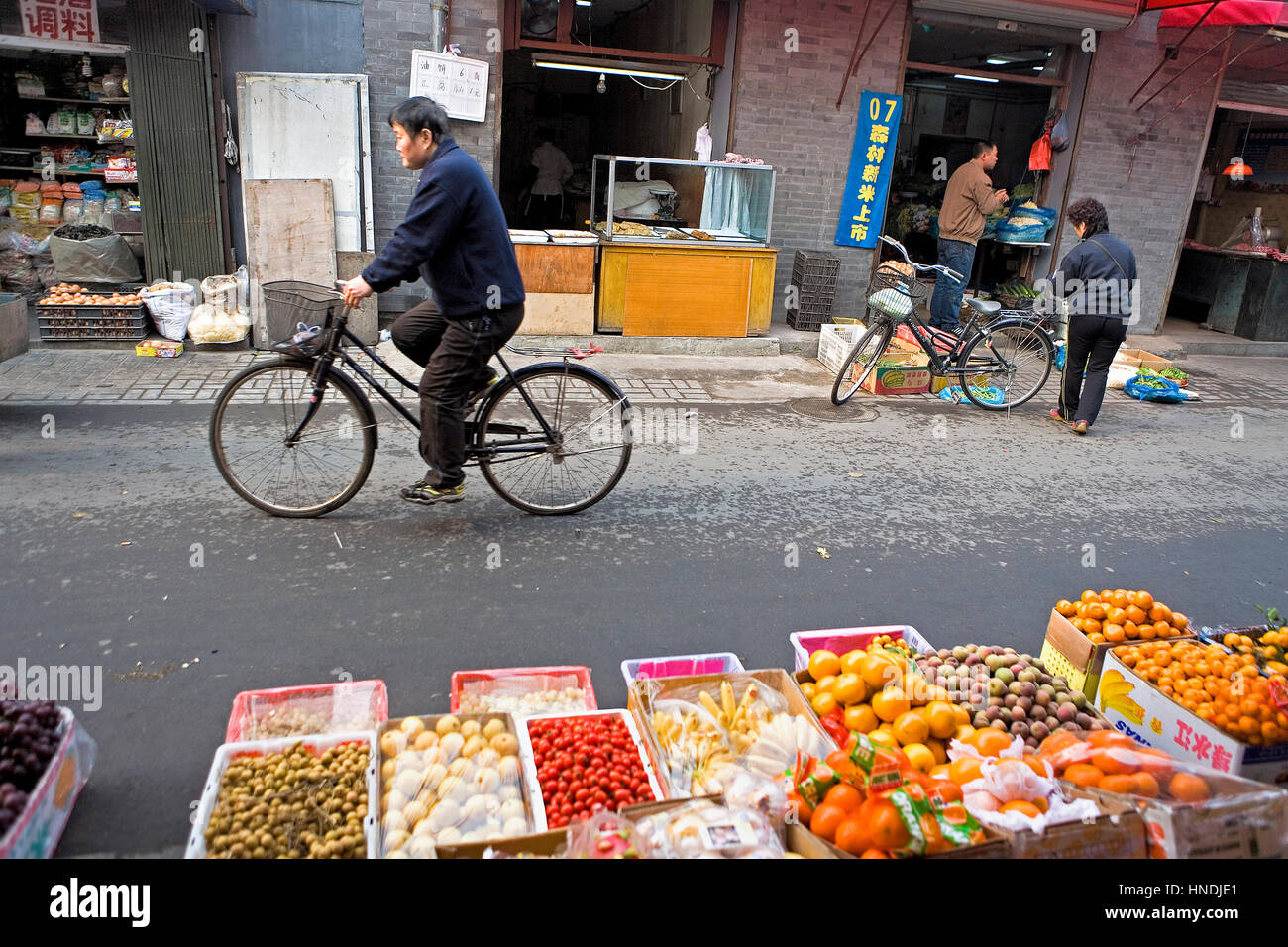 Ciclismo, bicicleta, Bei Jianzixiang Hutong, Beijing, China Foto de stock