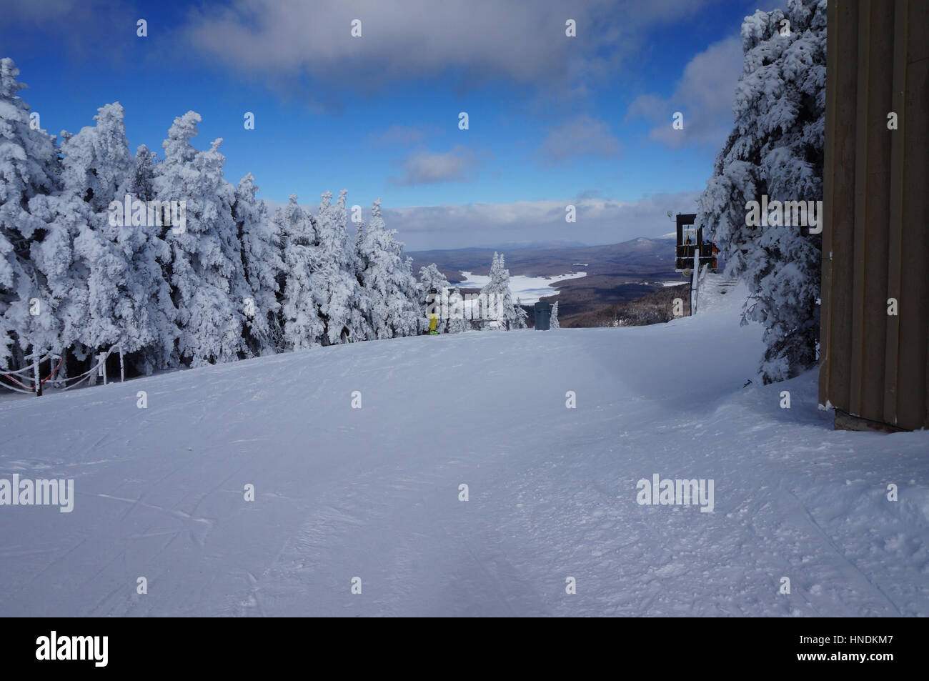 La parte superior de la montaña de esquí en Vermont Foto de stock