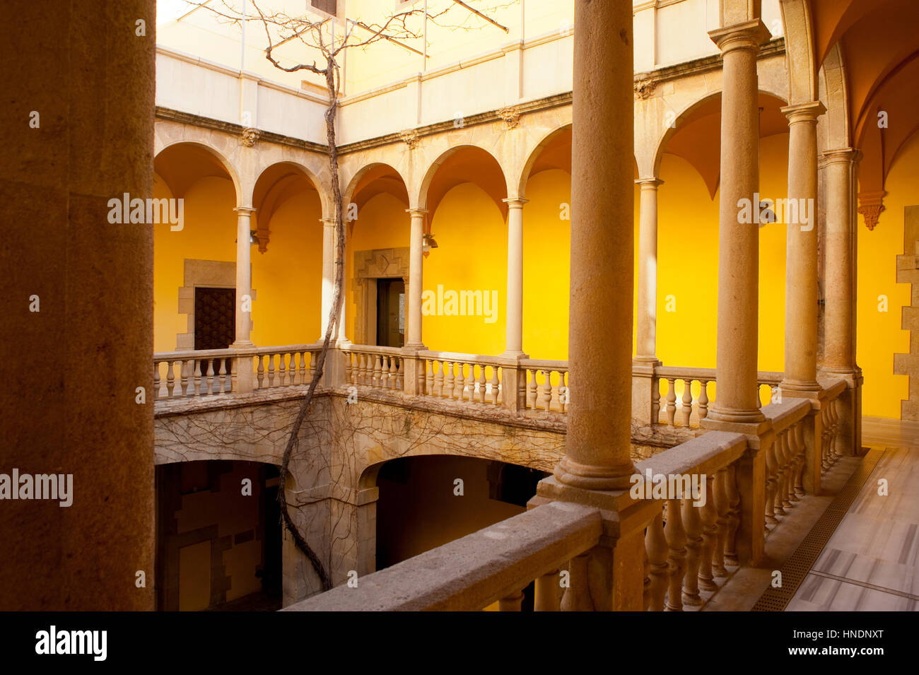 Interior de Palau del Lloctinent (Palacio del Teniente). La antigua ubicación del Archivo General de la Corona de Aragón (en catalán: Arxiu General de la Cor Foto de stock