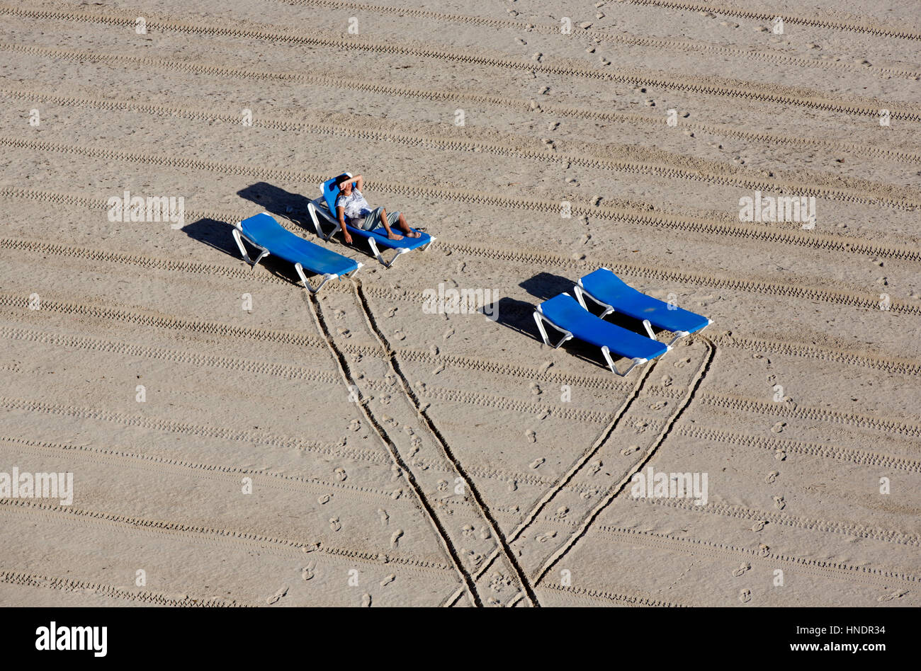 Niveles elevados de vista de una persona en una playa de Isla Verde