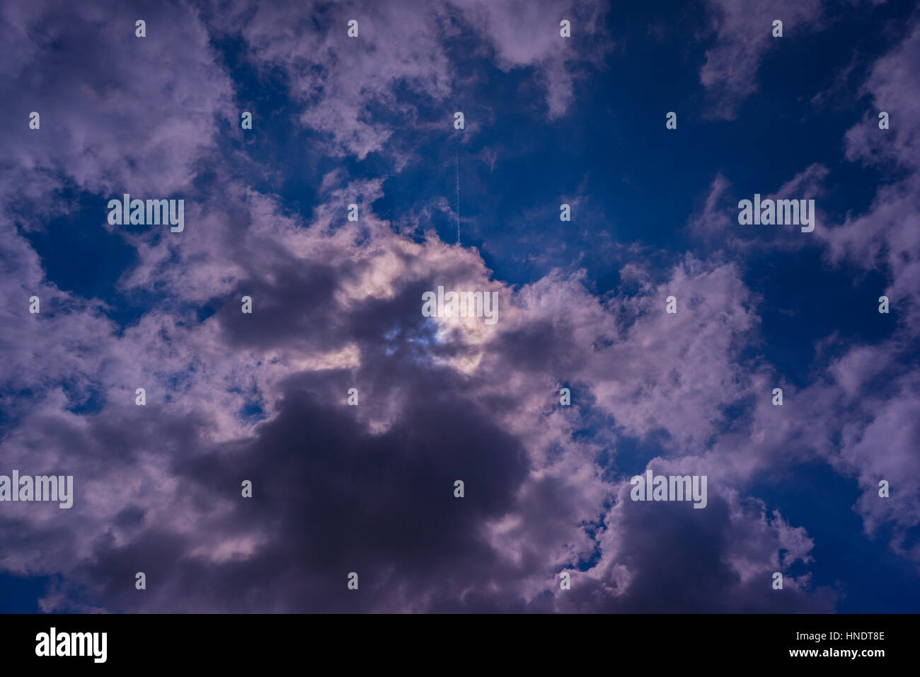 Cielos azules Foto de stock
