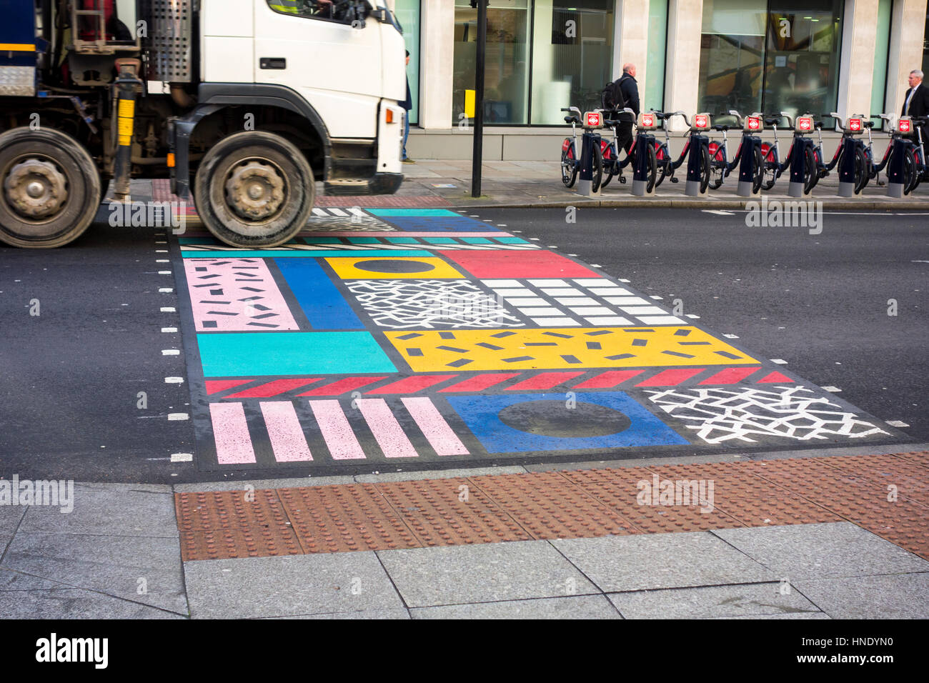 Coloridas cruces. Cruce peatonal multicolores por Camille Walala, Londres, Reino Unido. Foto de stock