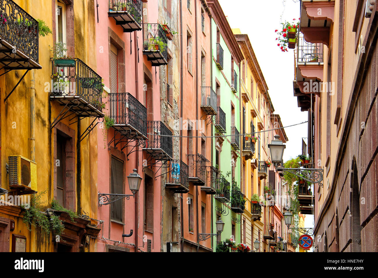 En Bosa colorida calle Old Town (Cerdeña, Italia) Foto de stock