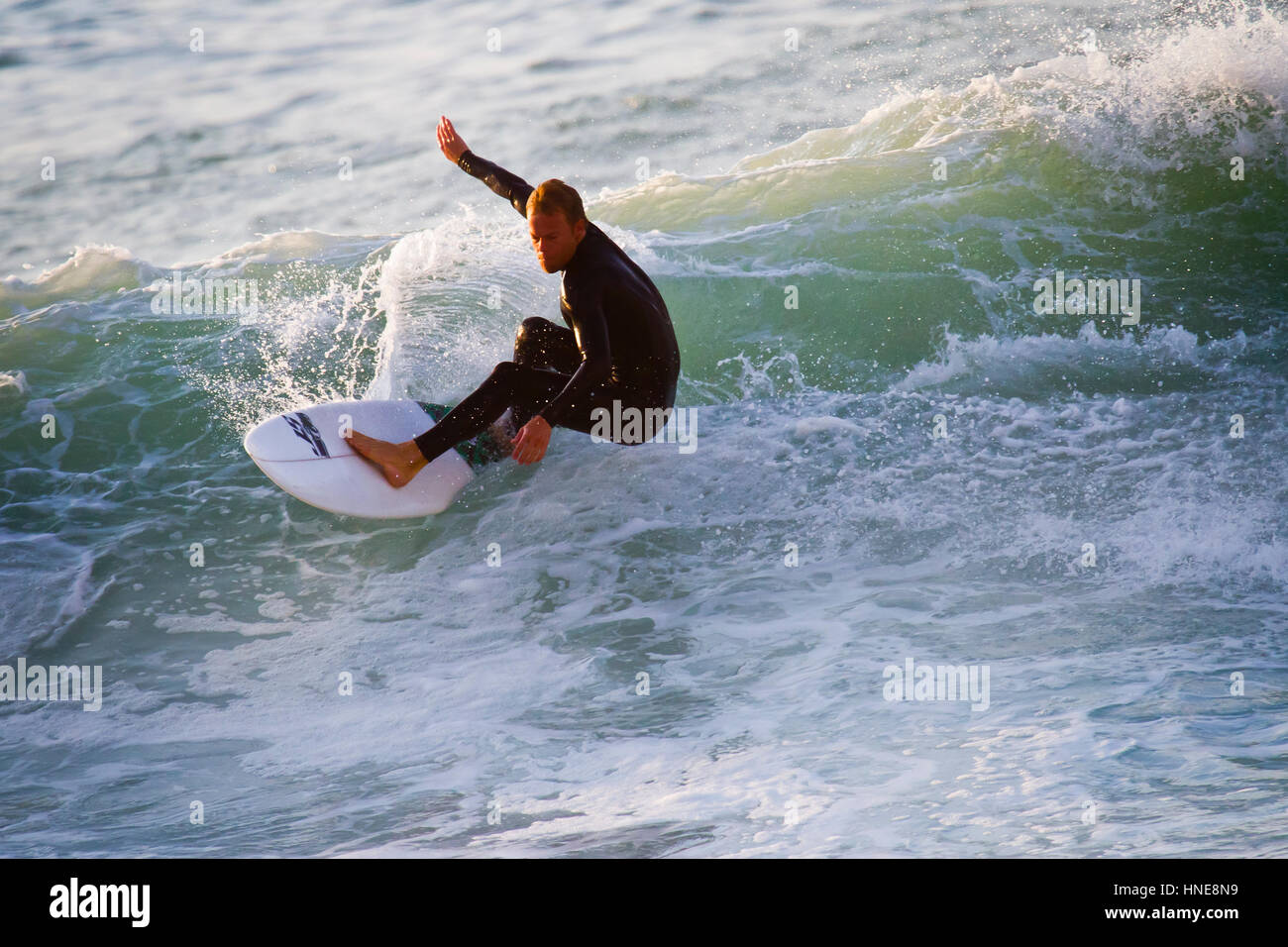 Biarritz surfing fotografías e imágenes de alta resolución - Alamy
