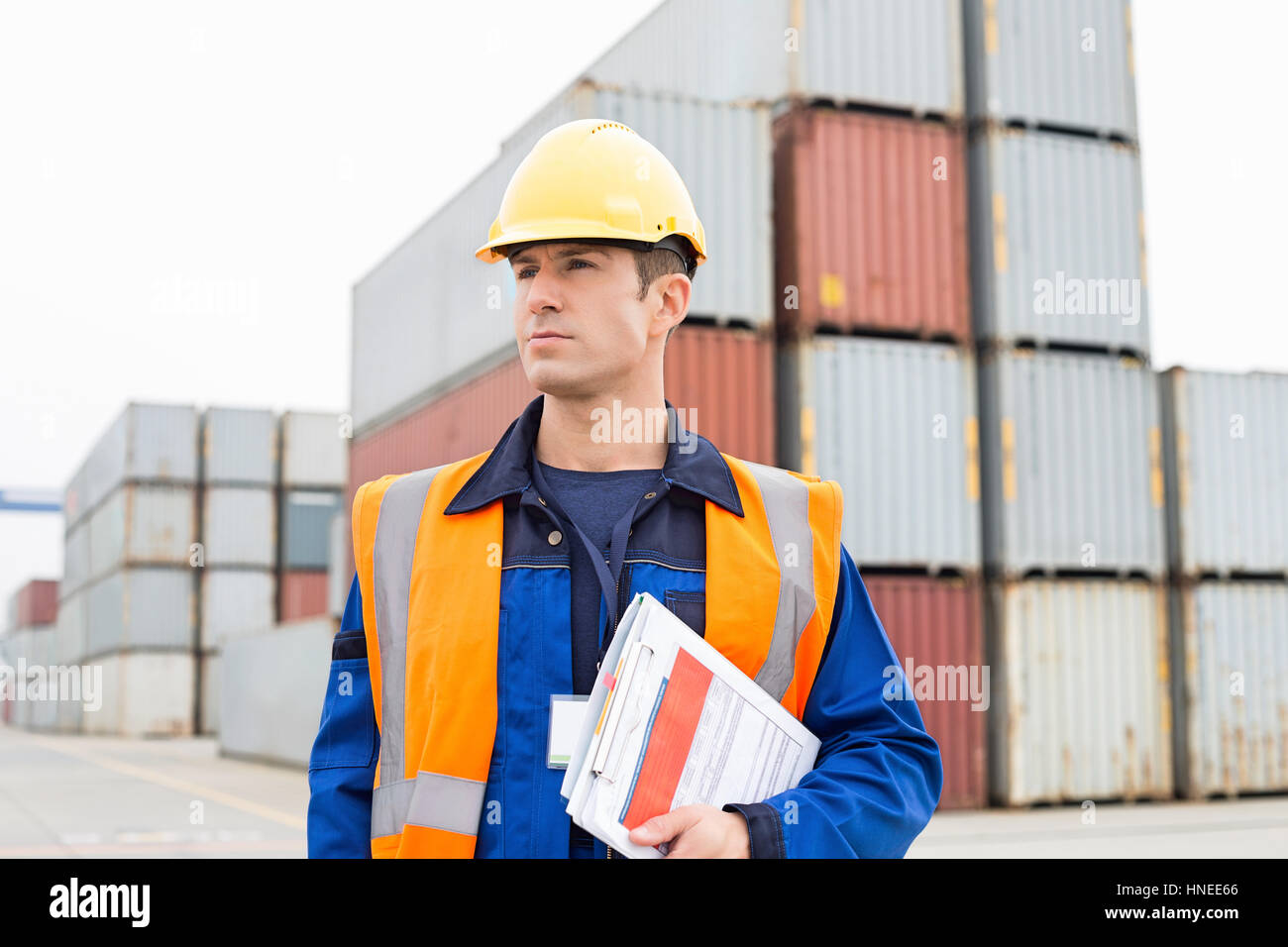 Mitad hombre adulto con portapapeles en shipping yard Foto de stock