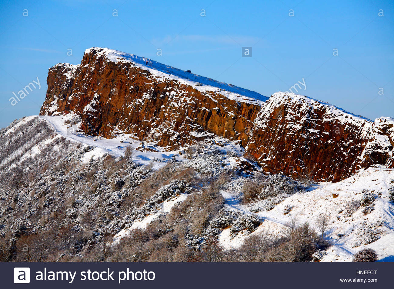 Salisbury riscos en Holyrood Park Edinburgh cubierto de nieve del invierno Foto de stock