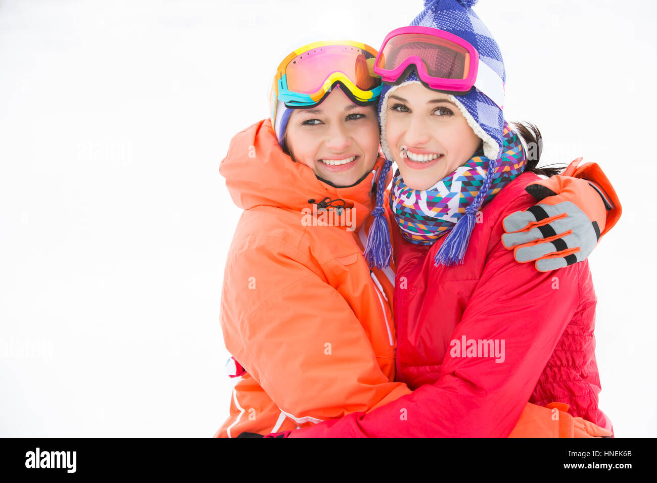Invierno retrato de joven mujer vistiendo ropa para clima frío día en la  nieve. Feliz mujeres caucásicas temporada de invierno al aire libre  Fotografía de stock - Alamy