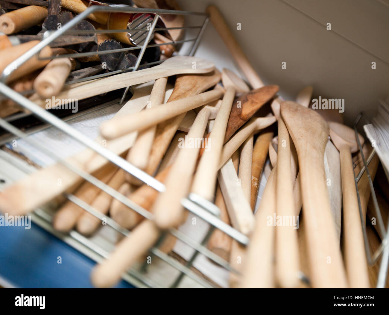 Espátula de madera sobre el estante en utensilio store Foto de stock
